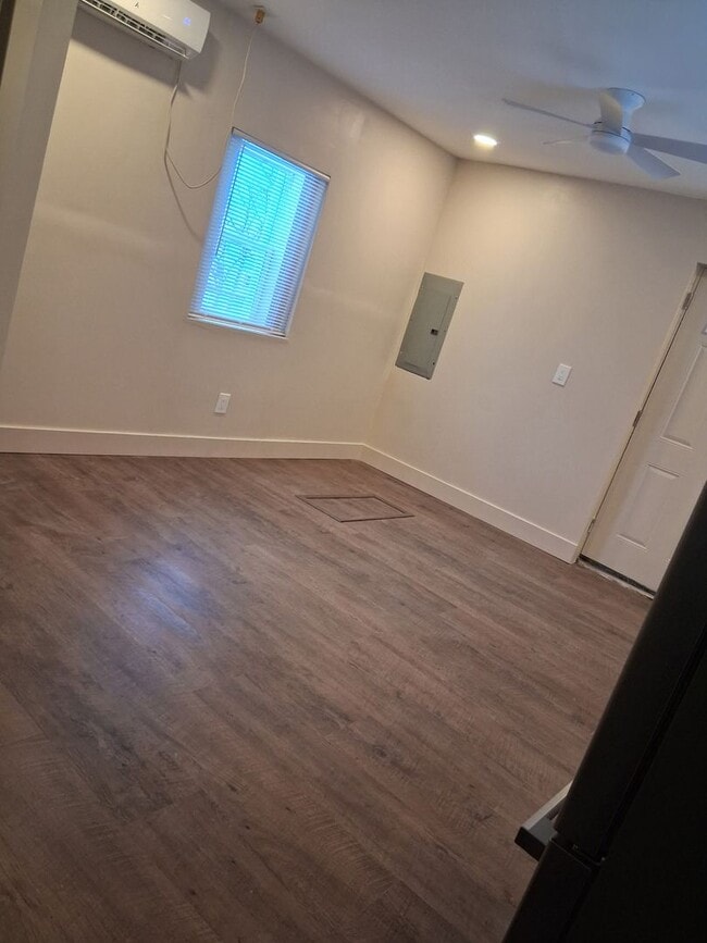 Building Photo - Quaint Newly-renovated Bungalow