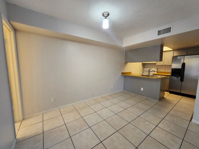 Building Photo - 2 level Condo