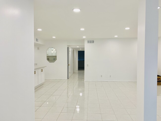 Building Photo - 5301 Balboa Blvd