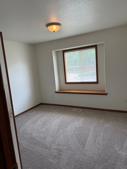 Building Photo - 3011 Ivy Dr