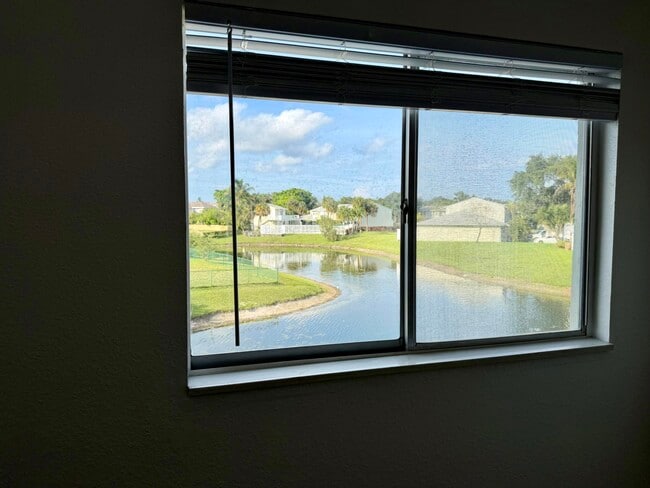 Building Photo - 887 Crystal Lake Dr