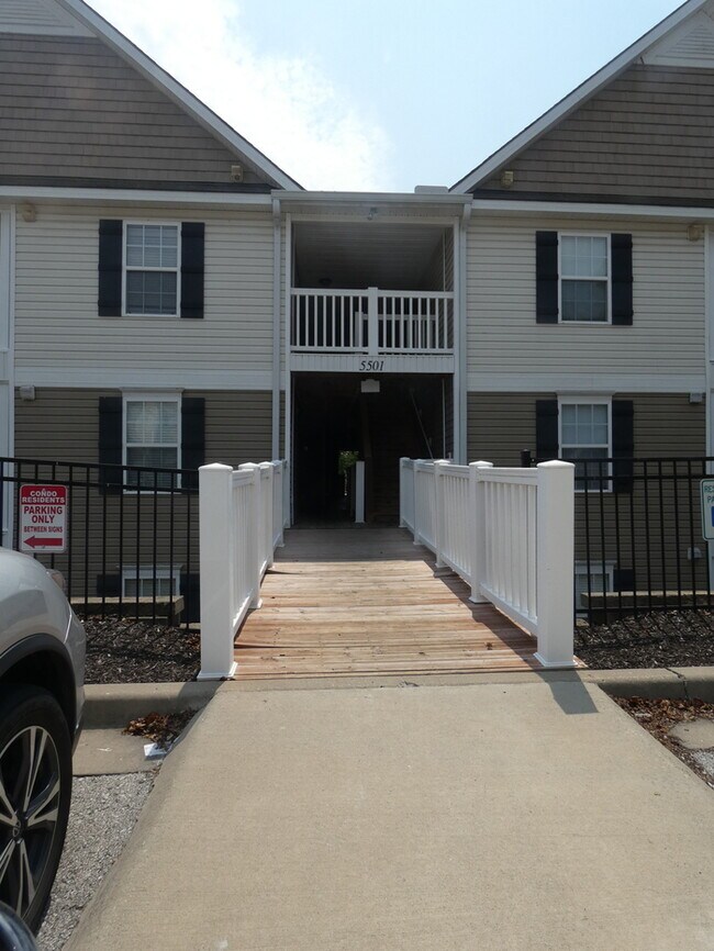 Building Photo - Beautiful Condo in North Kansas City School District!
