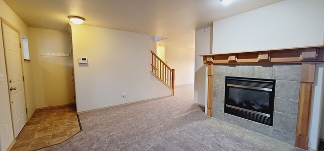 Building Photo - Absolutely Beautiful Two-story House in Si...
