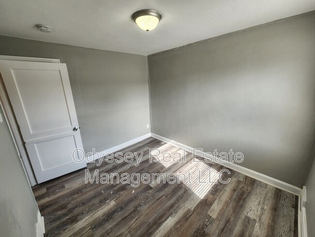 Building Photo - 201 W Youngs Ave