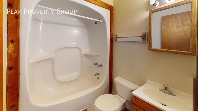 Building Photo - 1366 Indianola Ave