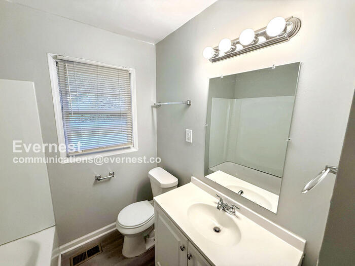 Building Photo - 1309 5th Pl NW