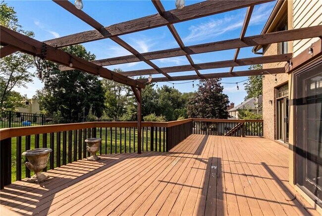 Building Photo - 2501 Birchwood Ct