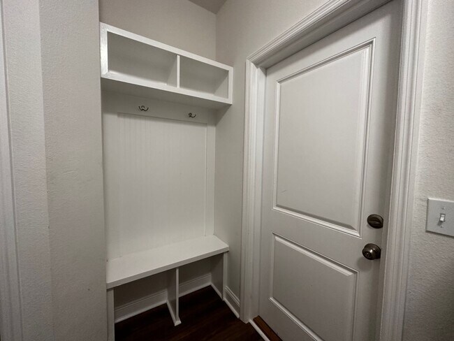 Building Photo - 2918 Fontana St