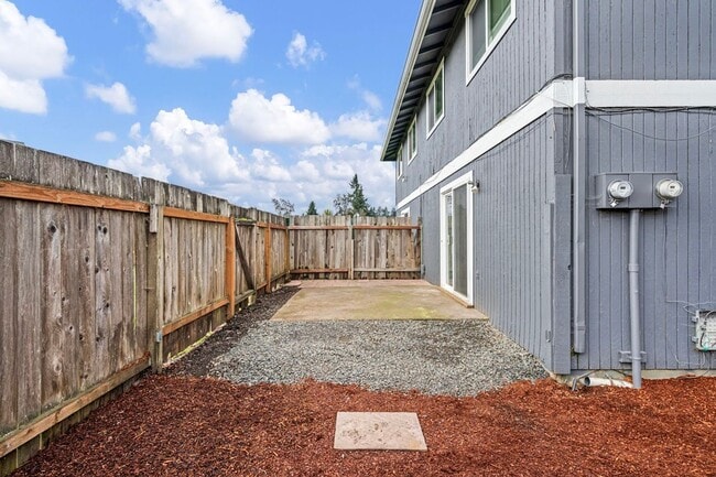 Building Photo - Fantastic 3-Bedroom, 1.5-Bath Duplex With landscaping Included!