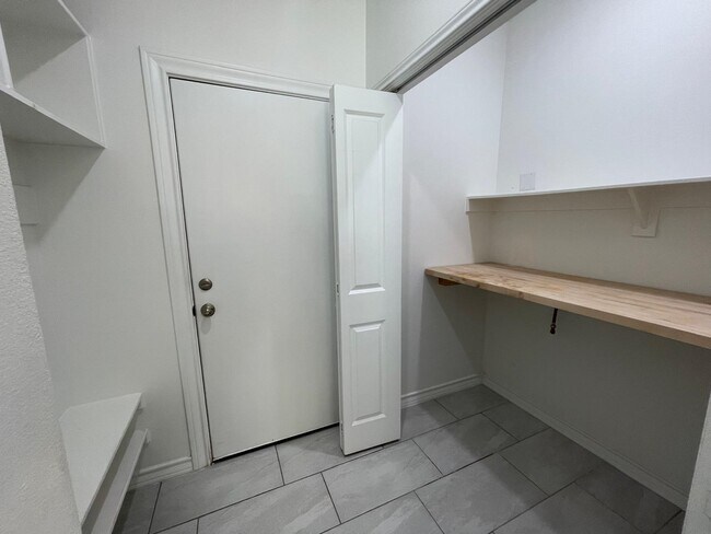 Building Photo - 9917 Bijan Dr