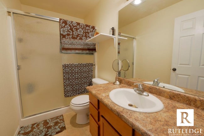 Building Photo - 3 Bedroom 2 1/2 Bath Townhome in White Cit...