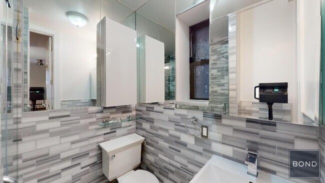 Building Photo - 246 Mott St