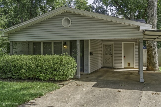 Building Photo - 1602 San Saba St
