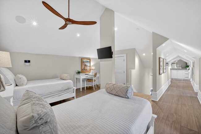 Building Photo - 400 Mola Ave