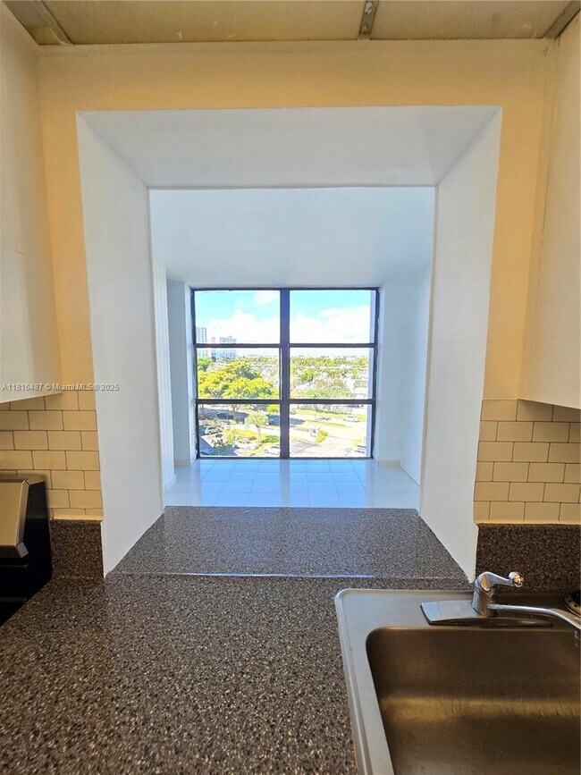 Building Photo - 1000 Parkview Dr