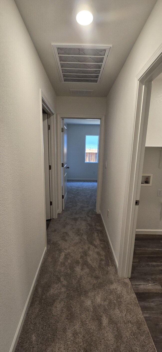 Building Photo - Brand New 4 Bed, 3 Bath Solar-Powered Sing...