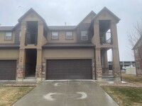 Building Photo - Huge End-Unit Townhouse in Saratoga Springs!