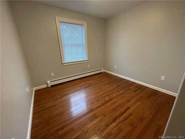 Building Photo - 324 Main St