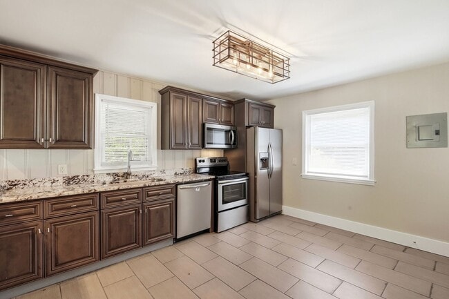 Building Photo - Move-in Ready 3 Bedroom Ranch Home in Eastway Park