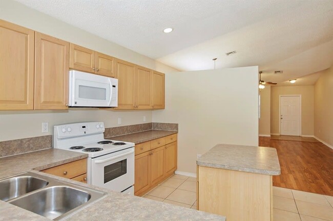 Building Photo - 1041 Park Hill Dr
