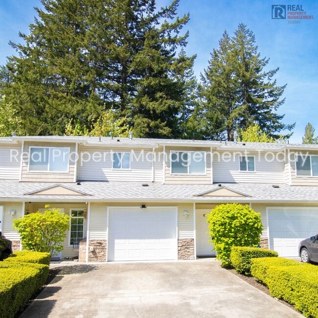 Building Photo - Cozy 2 Bedroom Townhouse + Garage Near Lak...