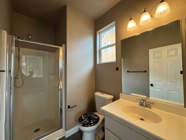 Building Photo - 5 Bedroom 3.5 Bathroom Home in Willowalk Community