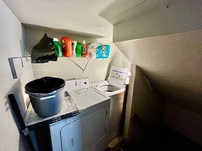 Building Photo - UK STUDENTS — LIVE RIGHT ACROSS FROM KROGER FIELD!