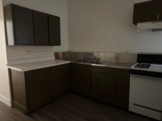 Building Photo - 1st Floor 1 Bed 1 Bath Apt Located On Lexi...