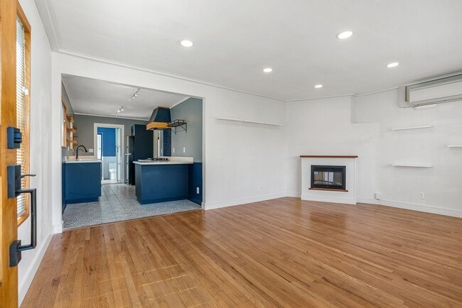Building Photo - Move-in ready Magnolia Park gem — modern f...