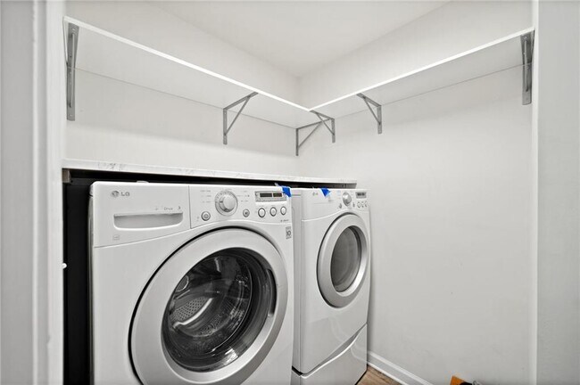 Building Photo - 4180 Woodwind Dr