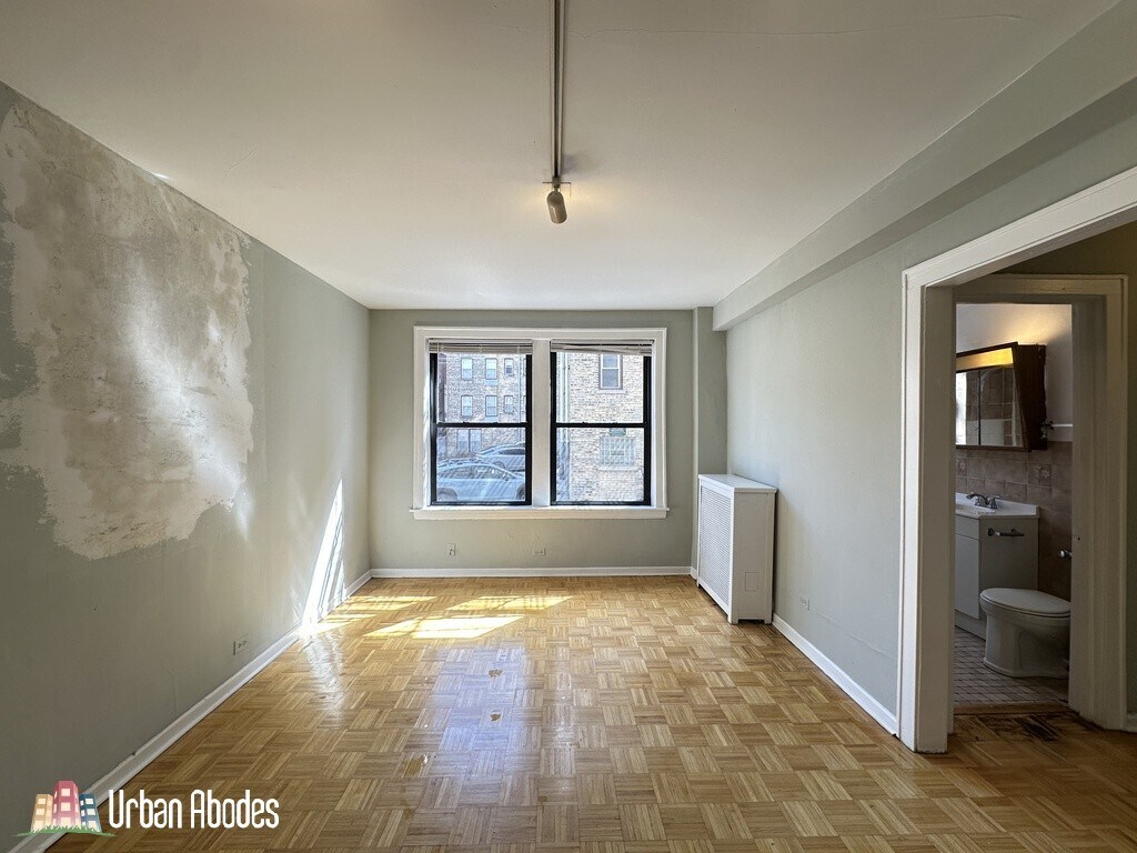 Building Photo - 727 W Belmont Ave