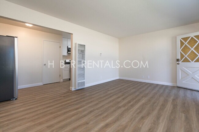 Building Photo - Freshly Renovated Home with Brand-New Flooring and Remodeled Kitchen in Manteca