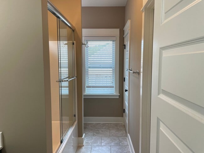 Building Photo - One level home with 2 Car Garage!