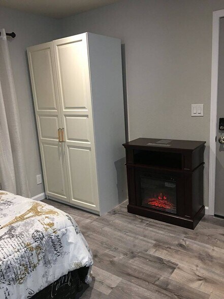 Building Photo - 3275 Parkhaven Dr