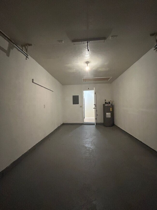 Building Photo - Welcome Home! Spacious 3-Bedroom, 2-Bathro...