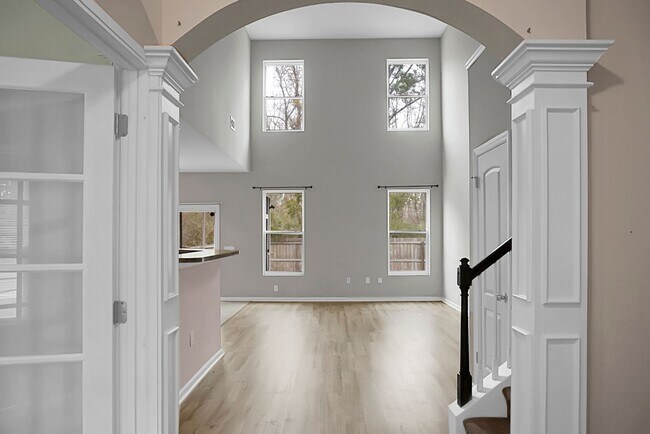 Building Photo - 3 bedrooms, 2.5 bathrooms  2-car garage in...