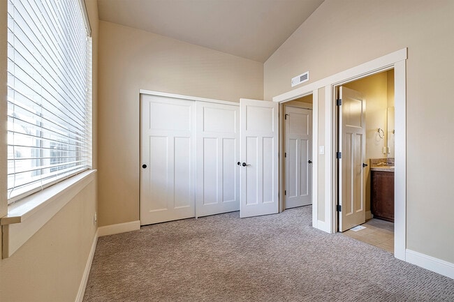 Building Photo - 14427 SW Meridian St