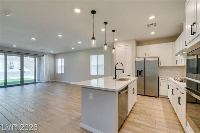 Building Photo - BEAUTIFUL 4 BEDROOM PROPERTY IN GATED COMMUNITY!
