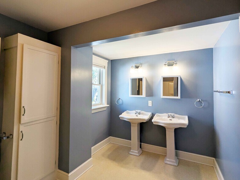 2nd Floor Full Bath - 1497 Lauderdale Ave