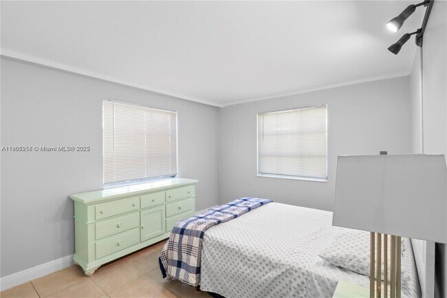 Building Photo - 2420 SE 17th St