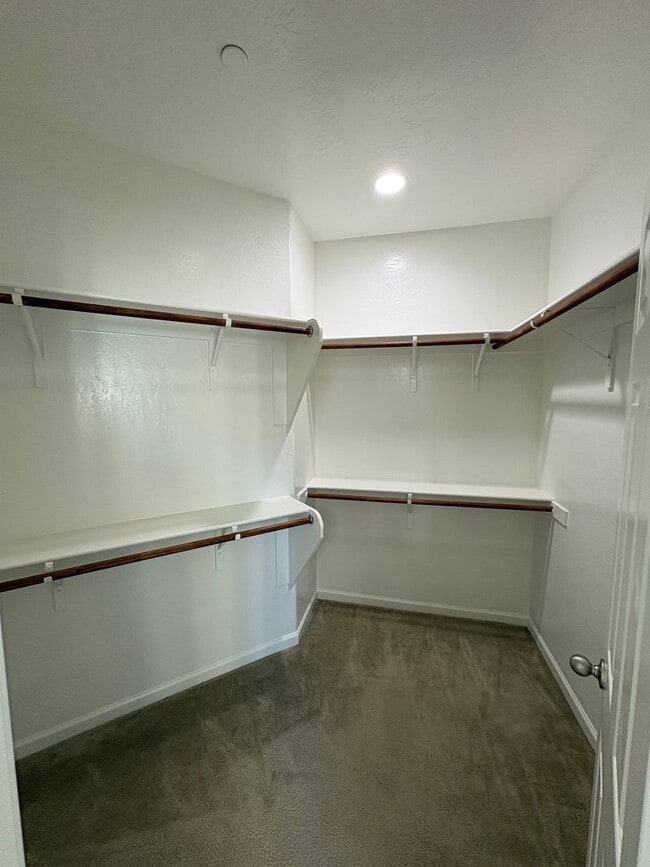 Building Photo - NW Visalia Home Near Shopping Center Available Now!