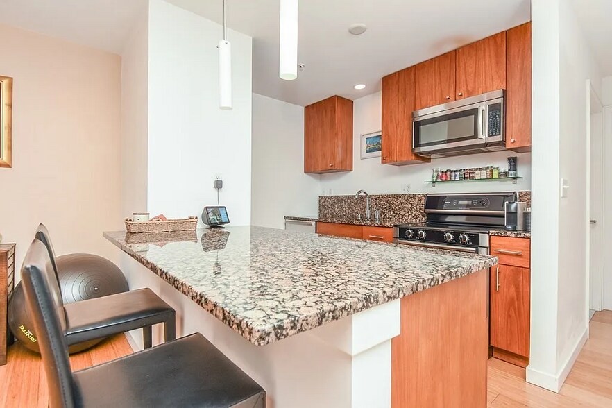 Building Photo - 16 Miner St