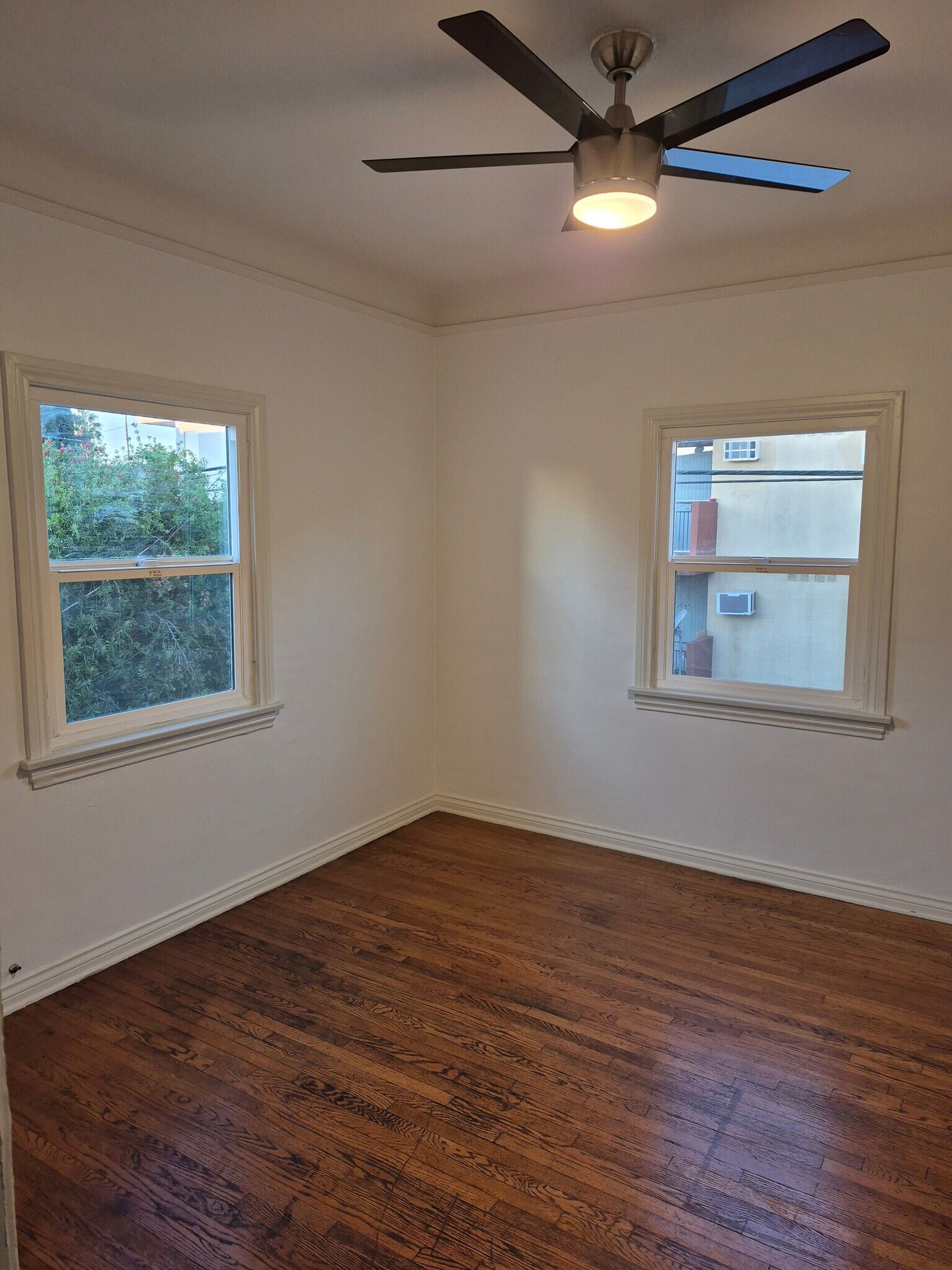 Smaller room (second floor) - 861 N Alexandria Ave