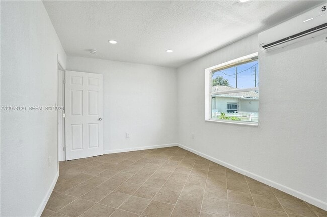 Building Photo - 2120-2122 Thomas Street Unit 2122