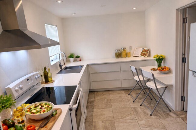 Building Photo - 100 NW 27th St