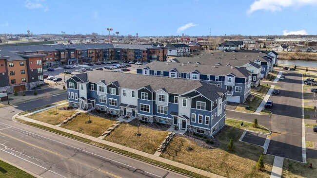 Building Photo - Rare End Unit 3Bed 3Bath Townhome in Rogers