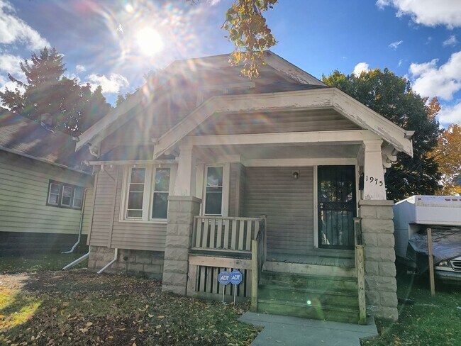 Building Photo - 3 Bedroom Single Family Home