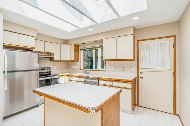 Building Photo - 3bd/2.5ba Bellevue House