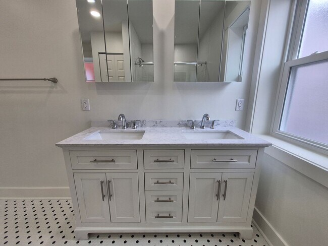 Building Photo - Newly Renovated Home in the Heart of Morningside!