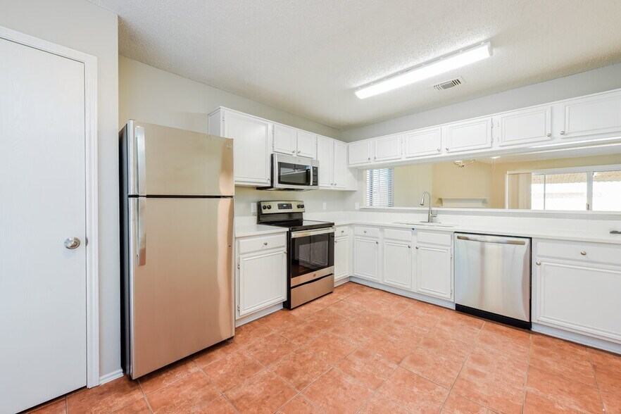 Building Photo - 4653 Feathercrest Dr